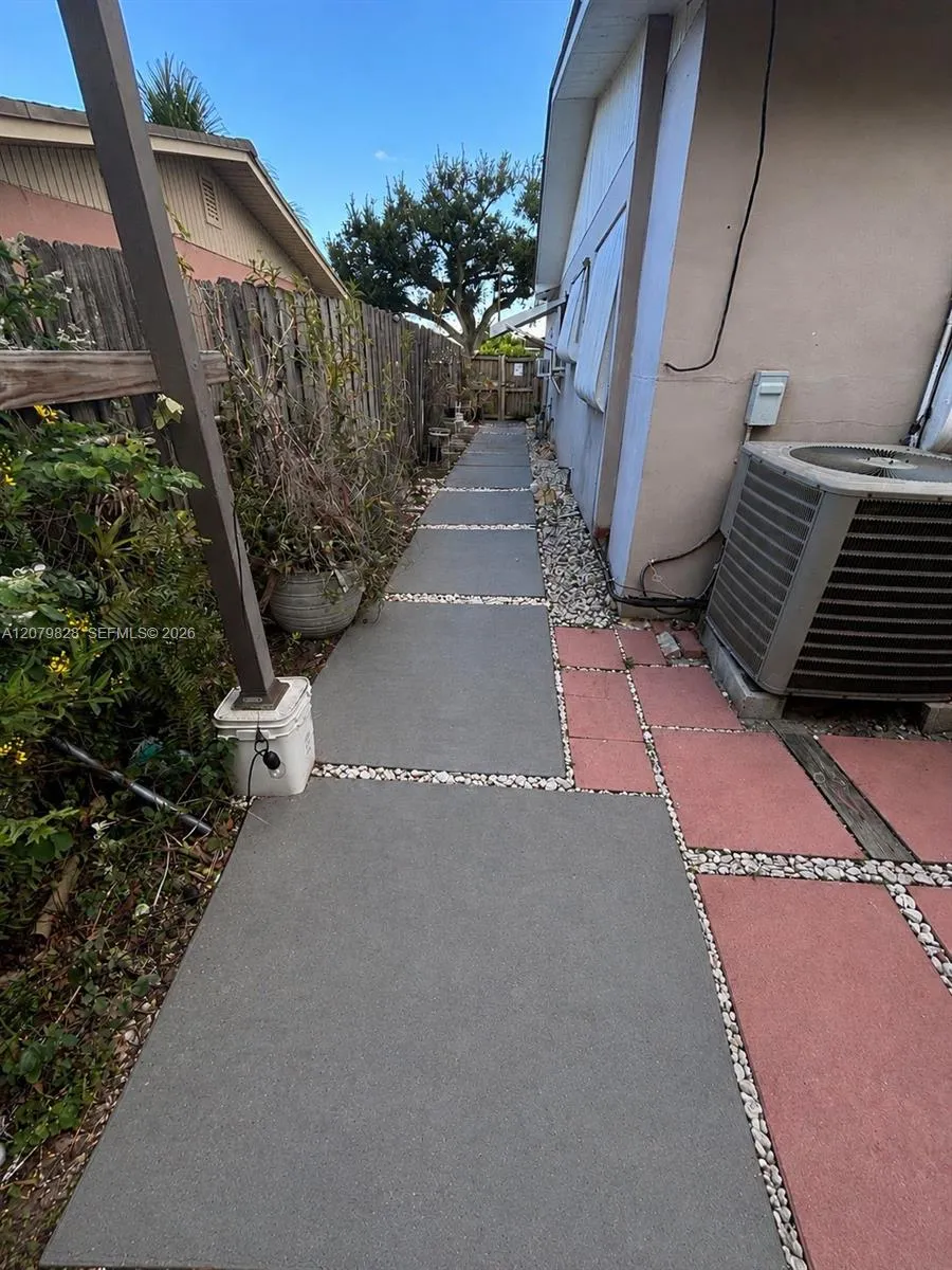 Foto de propiedad en 6771 Freedom Street 1, Hollywood, FL 33024 Hollywood con MLS# 