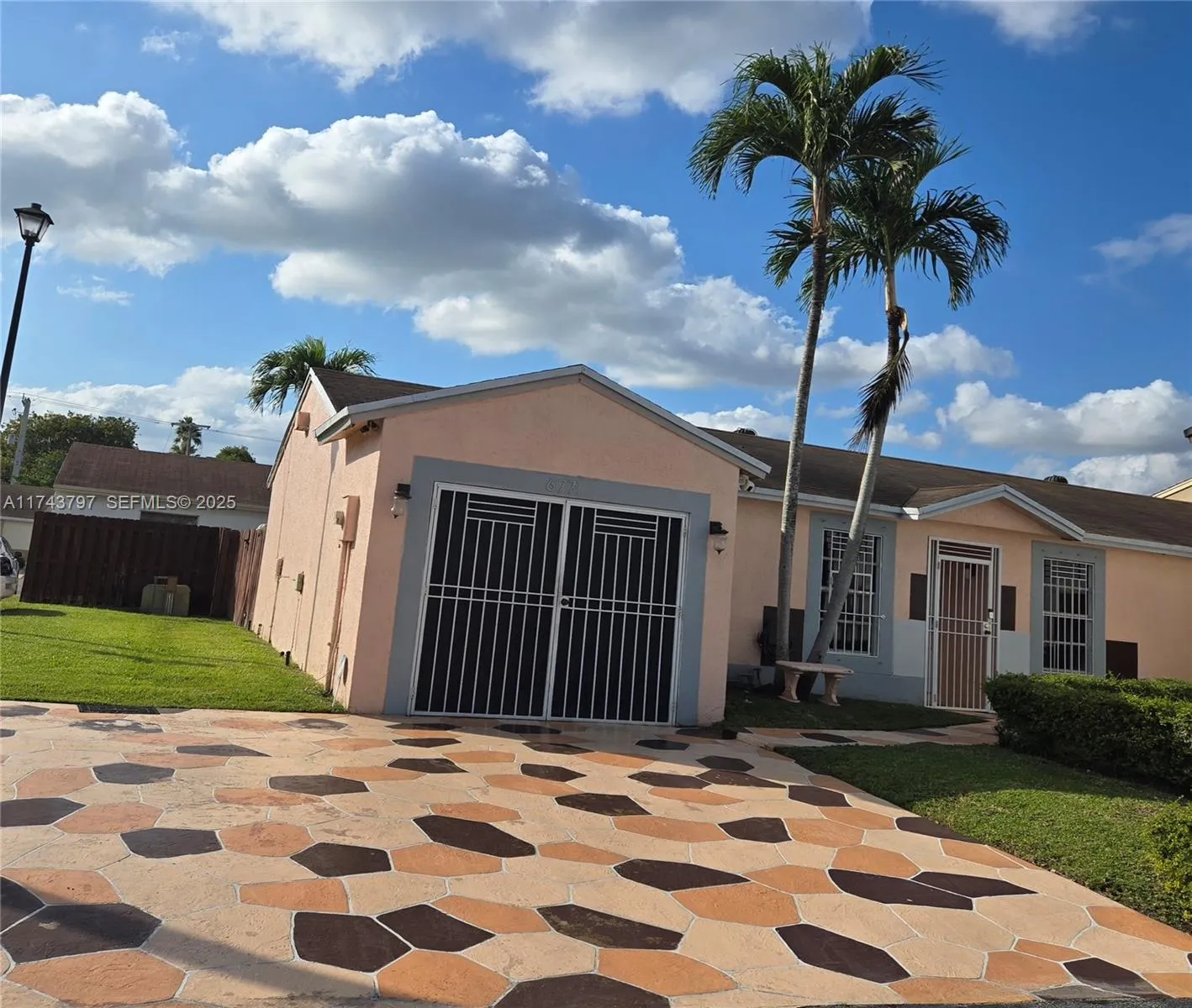 Foto de propiedad en 6771 NW 199th Terrace, Hialeah, FL 33015 Hialeah con MLS# 