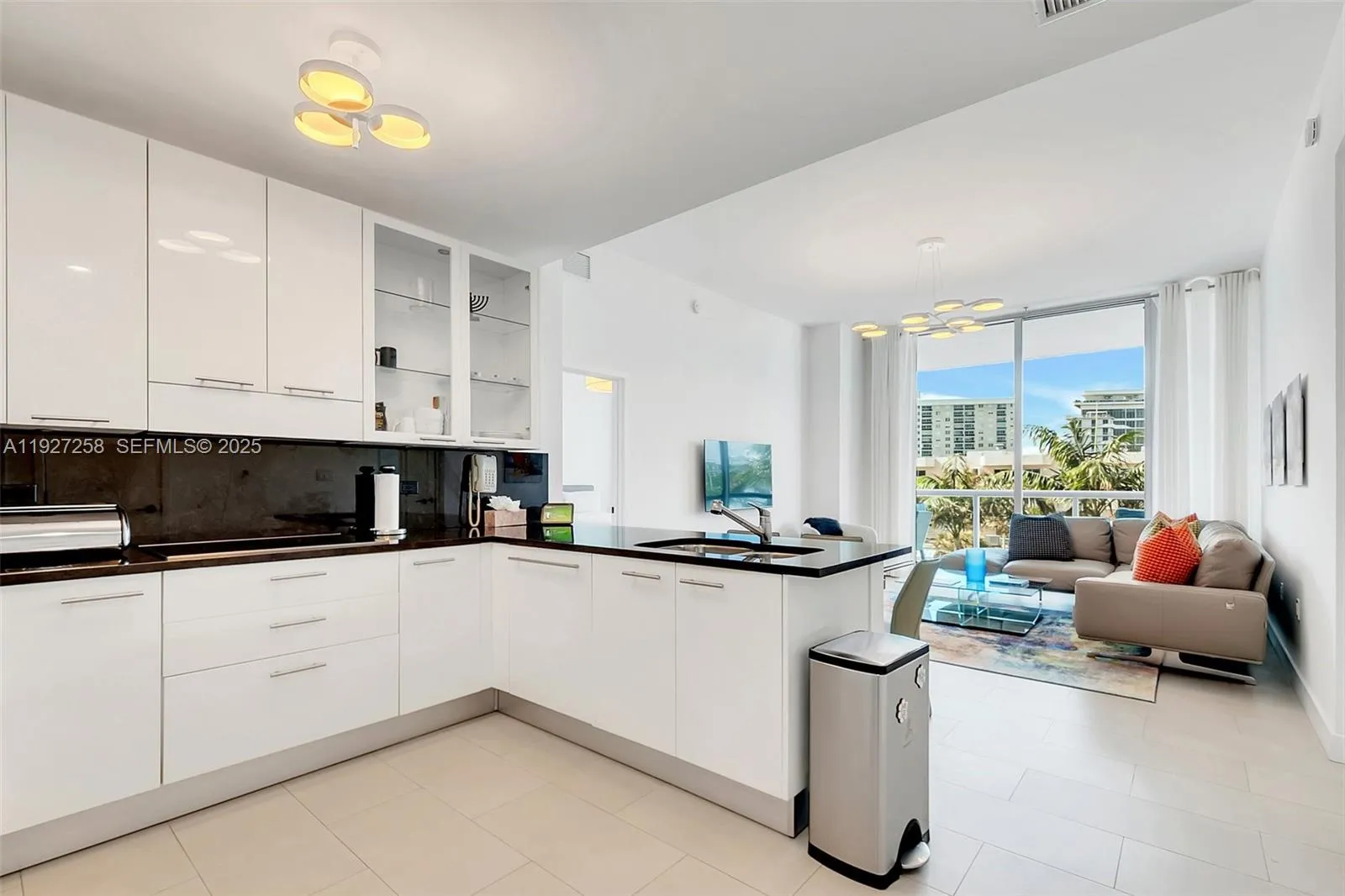 Foto de propiedad en 6799 Collins Avenue 312, Miami Beach, FL 33141 Miami Beach con MLS# 
