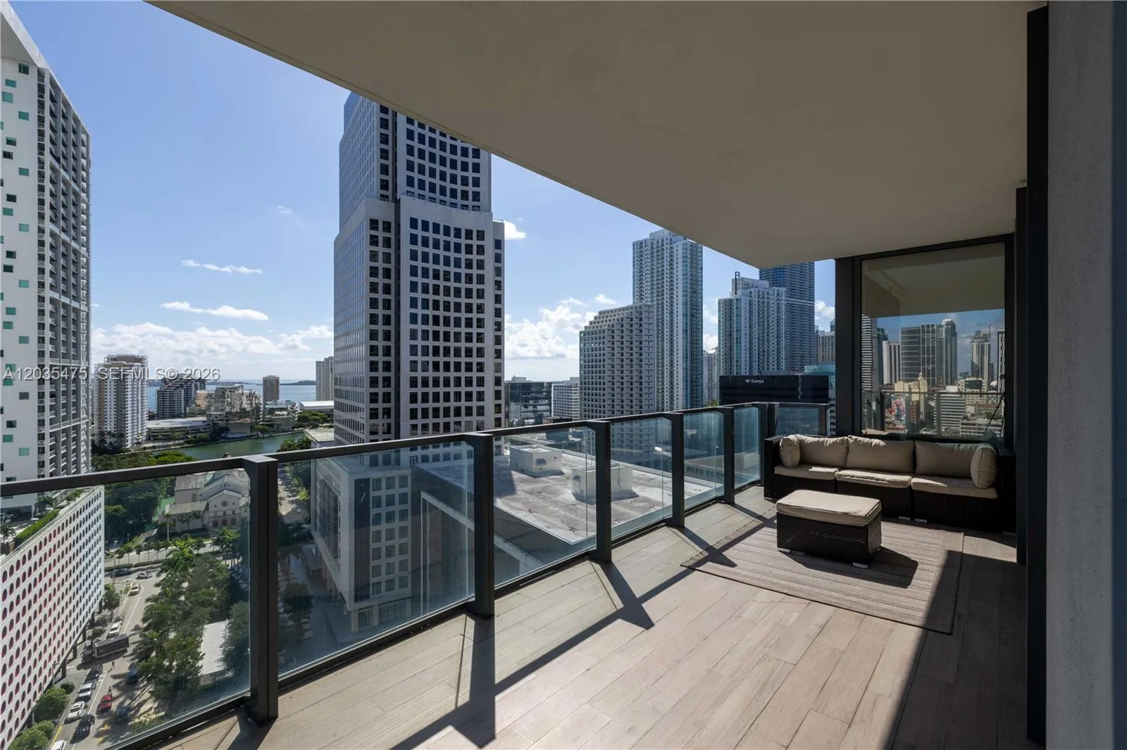 Foto de propiedad en 68 SE 6th Street 1611, Miami, FL 33131 Miami con MLS# 