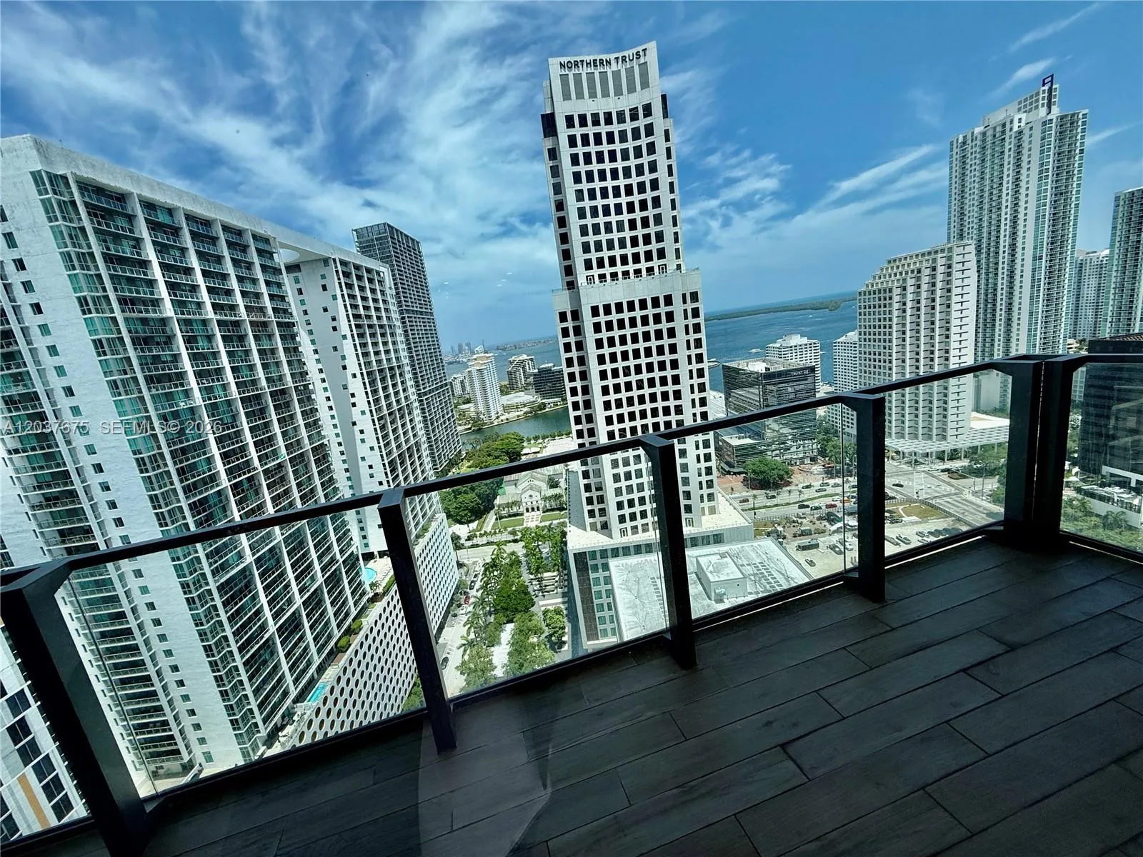 Foto de propiedad en 68 SE 6th Street 2707, Miami, FL 33131 Miami con MLS# 