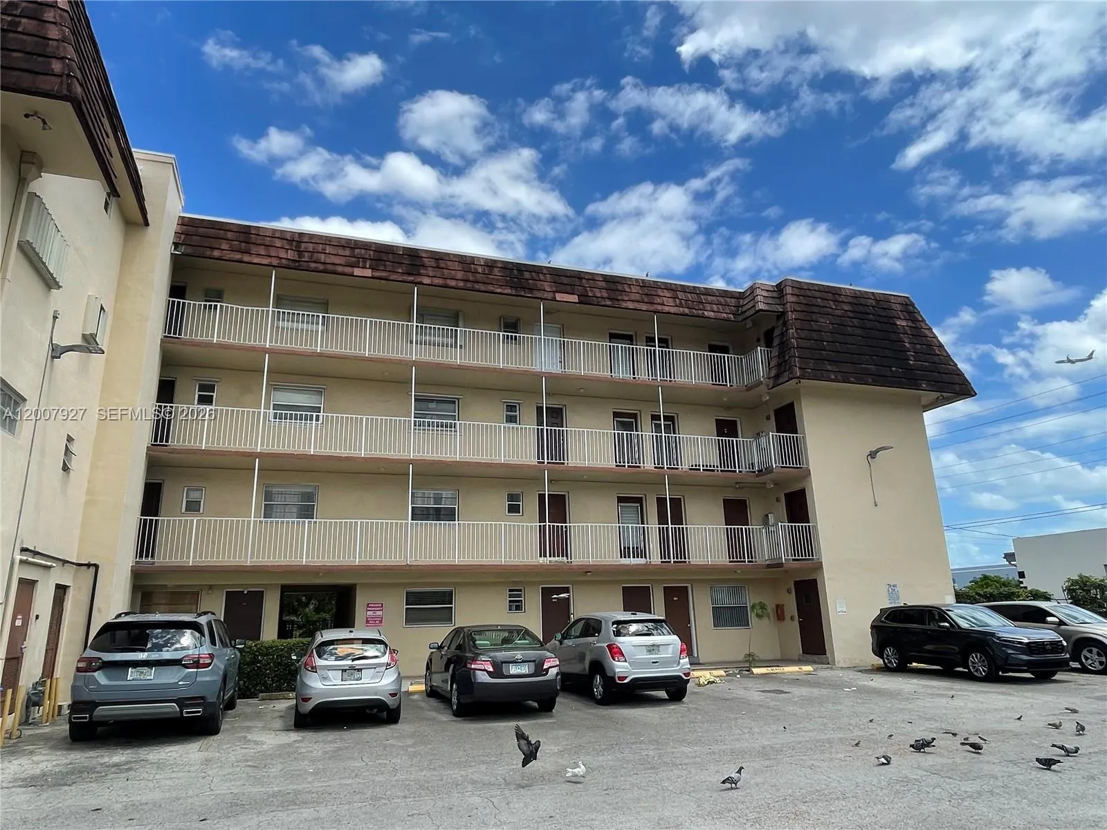 Foto de propiedad en 680 Miller Drive W401, Miami Springs, FL 33166 Miami Springs con MLS# 