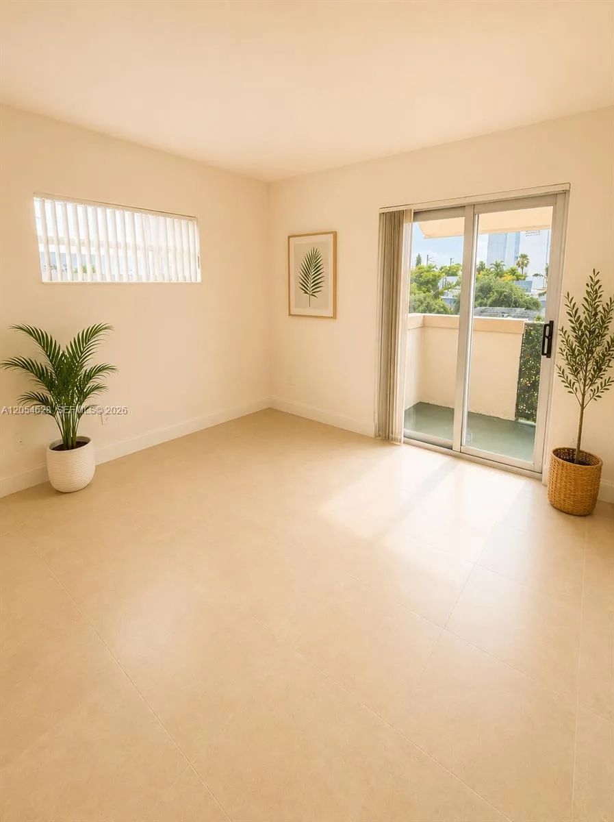 Foto de propiedad en 680 Miller Drive W405, Miami Springs, FL 33166 Miami Springs con MLS# 
