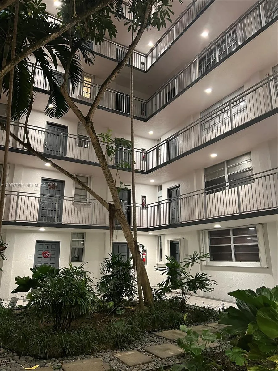 Foto de propiedad en 680 NE 64th Street A415, Miami, FL 33138 Miami con MLS#
