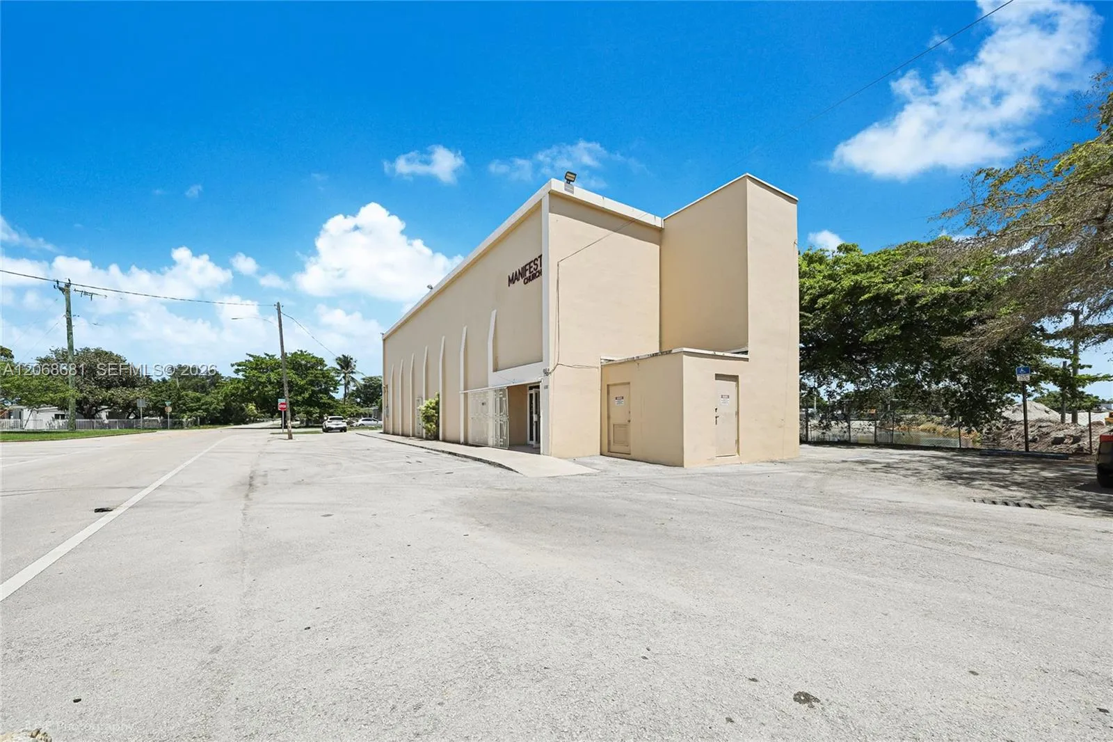 Foto de propiedad en 680 Superior Street, Opa-Locka, FL 33054 Opa-Locka con MLS# 