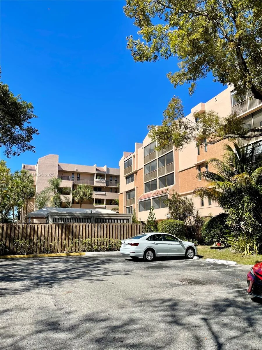 Foto de propiedad en 6800 Cypress Road 408, Plantation, FL 33317 Plantation con MLS# 