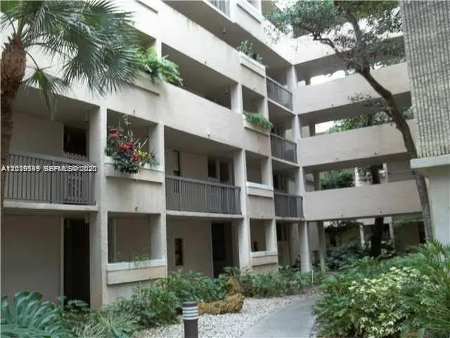 Foto de propiedad en 6800 Cypress Road 411, Plantation, FL 33317 Plantation con MLS# 