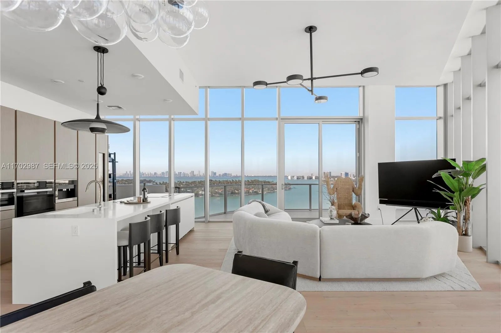 Foto de propiedad en 6800 Indian Creek Drive PH2, Miami Beach, FL 33141 Miami Beach con MLS# 