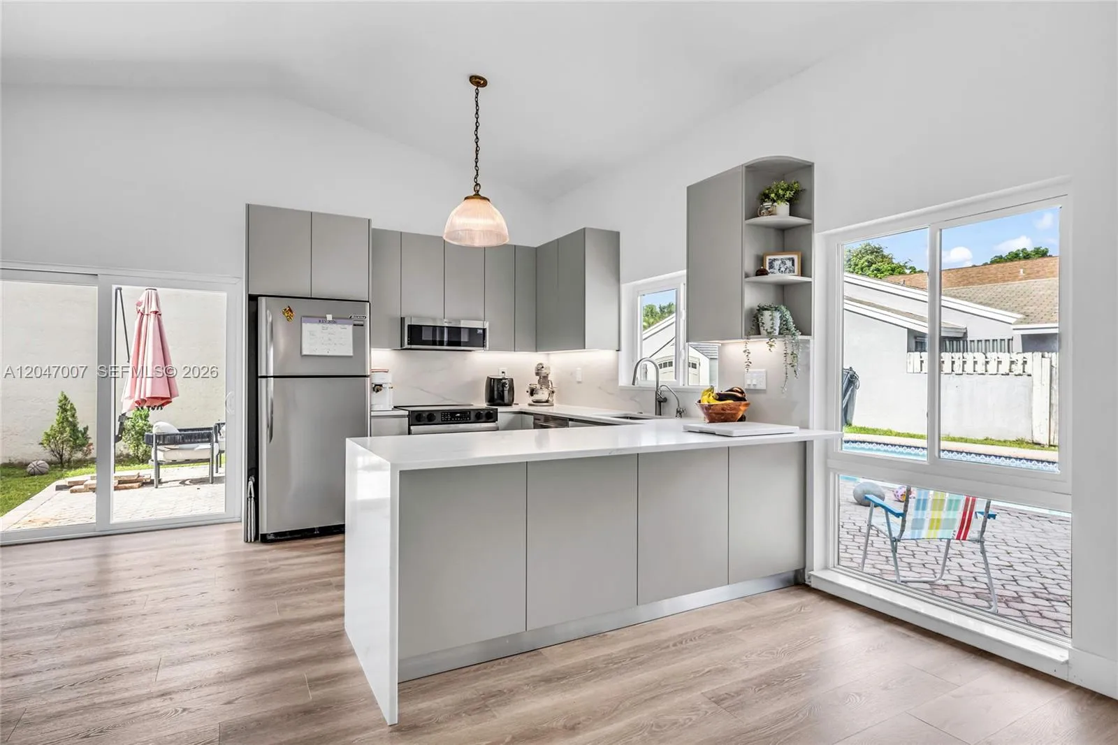 Foto de propiedad en 681 Pine Ridge Terrace, Davie, FL 33325 Davie con MLS# 