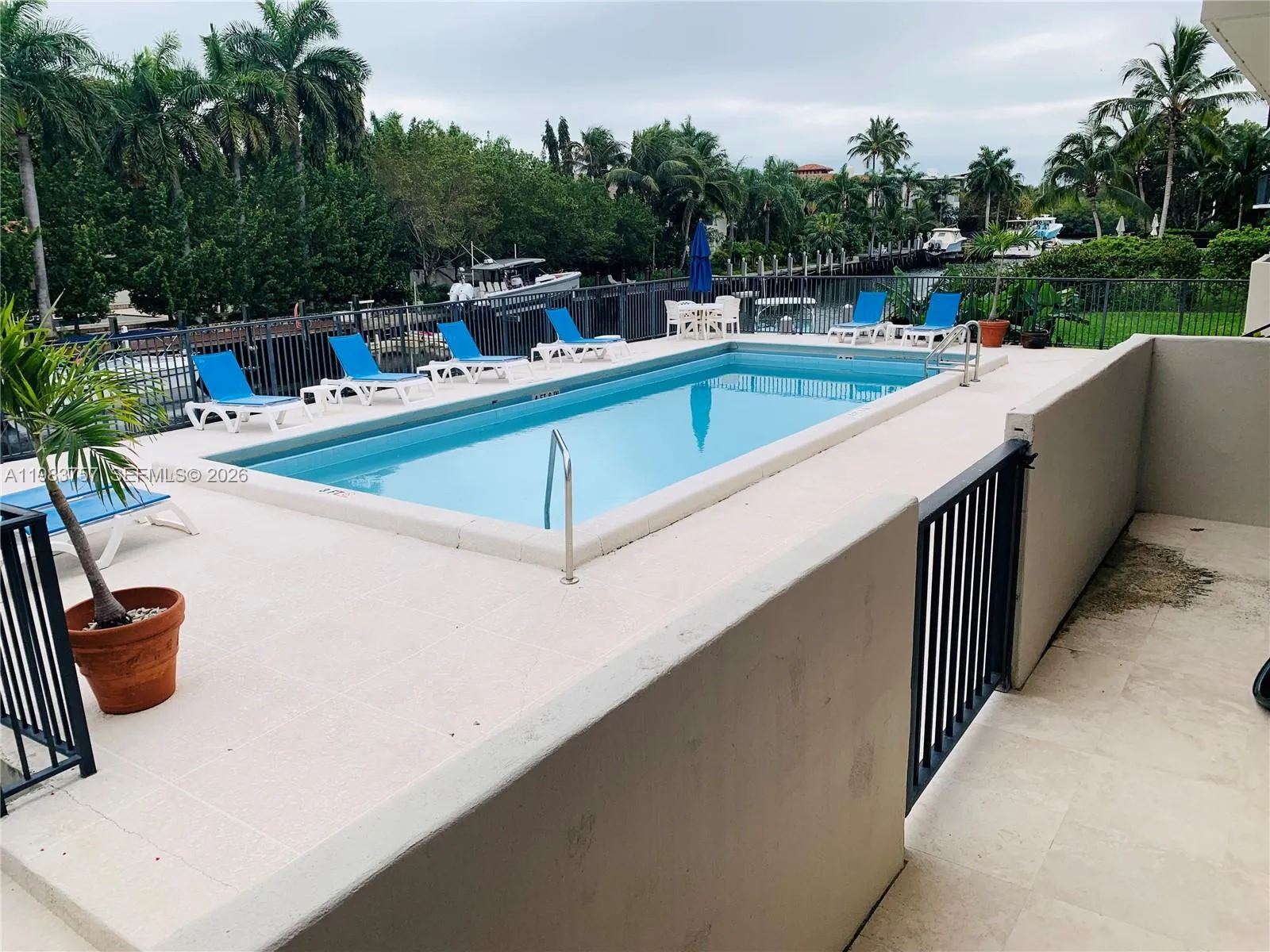 Foto de propiedad en 6815 Edgewater Drive 105, Coral Gables, FL 33133 Coral Gables con MLS# 