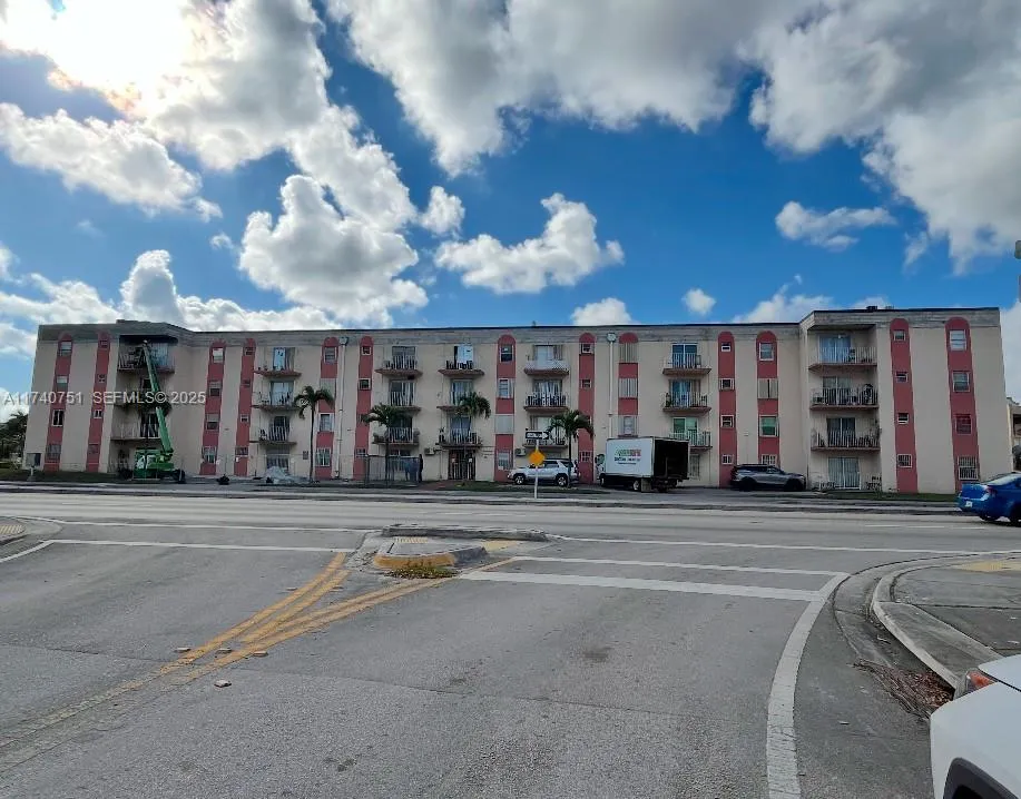 En Venta 6820 W Flagler Street 101, Miami, FL 33144, Miami, FL 33144