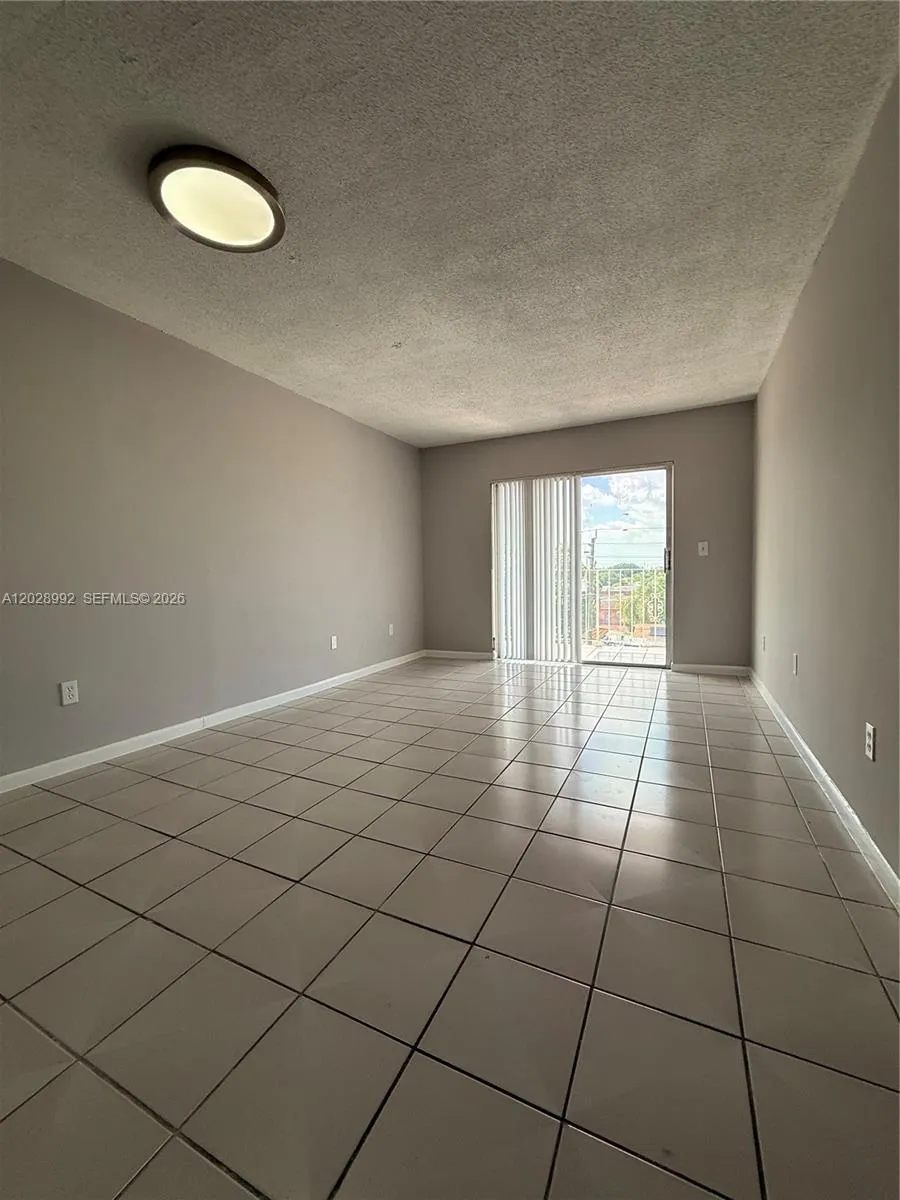 En Venta 6820 W Flagler Street 407, Miami, FL 33144, Miami, FL 33144