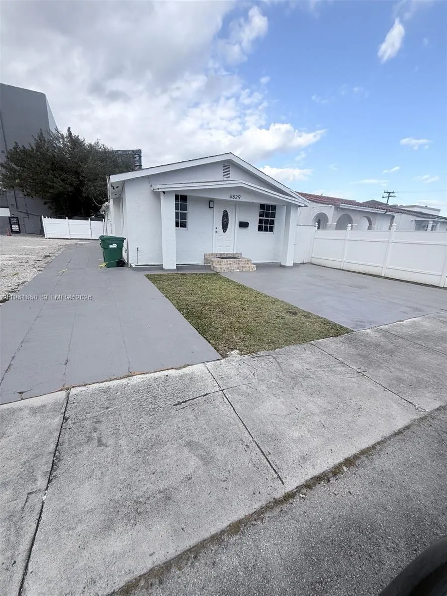 Foto de propiedad en 6829 SW 25th Street, Miami, FL 33155 Miami con MLS# 