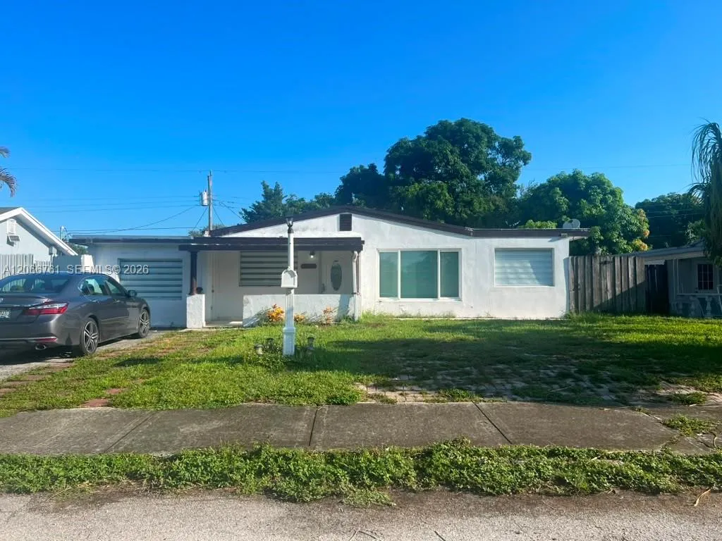 Foto de propiedad en 6841 Atlanta Street, Hollywood, FL 33024 Hollywood con MLS# 