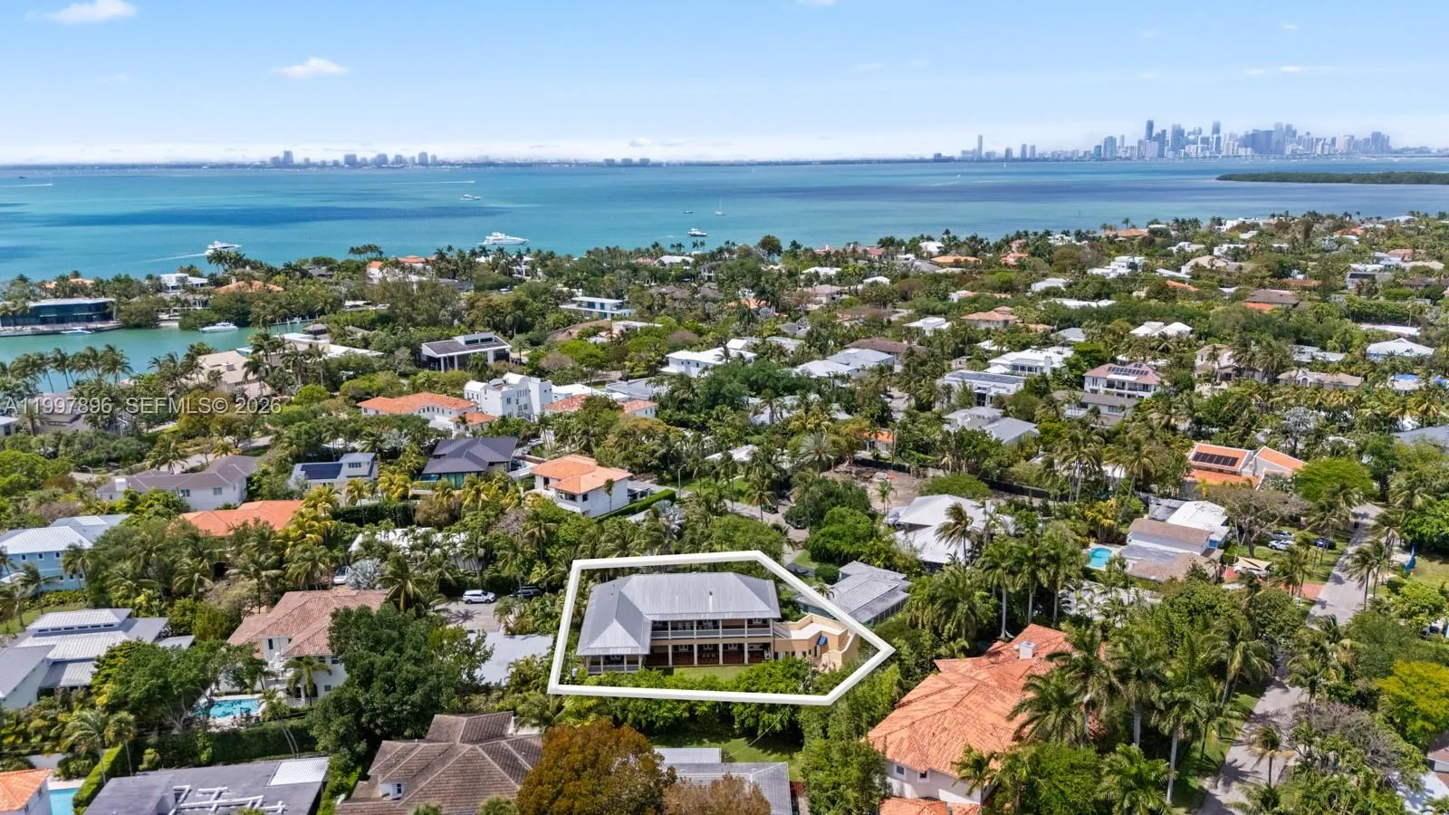 Foto de propiedad en 685 Harbor Lane, Key Biscayne, FL 33149 Key Biscayne con MLS# 