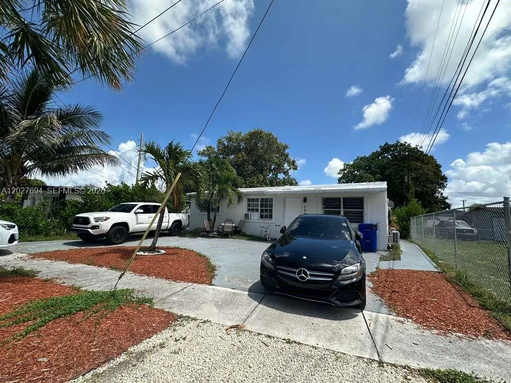 Foto de propiedad en 685 SW 7th Terrace, Dania Beach, FL 33004 Dania Beach con MLS# 