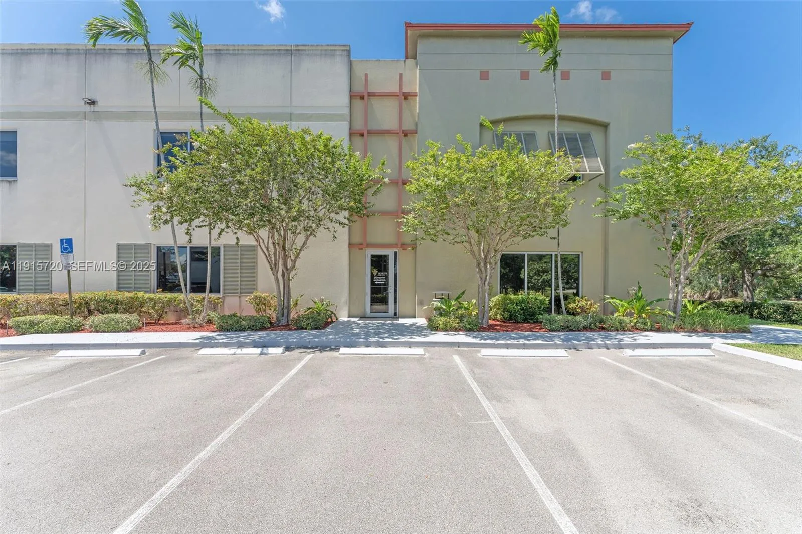 Foto de propiedad en 6850 Lyons Technology Circle, Coconut Creek, FL 33073 Coconut Creek con MLS# 