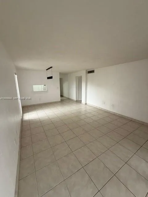 Alquilada 6884 N Kendall Drive C404, Pinecrest, FL 33156, Pinecrest, FL 33156