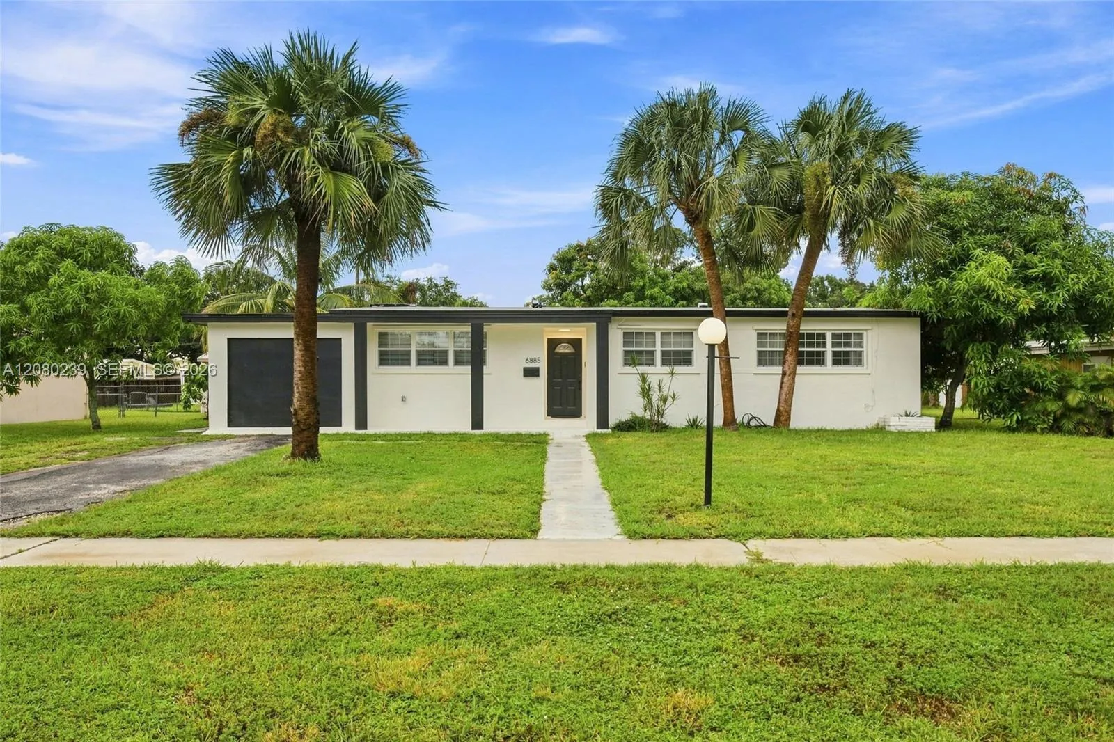 Foto de propiedad en 6885 NW 14th Court, Plantation, FL 33313 Plantation con MLS# 