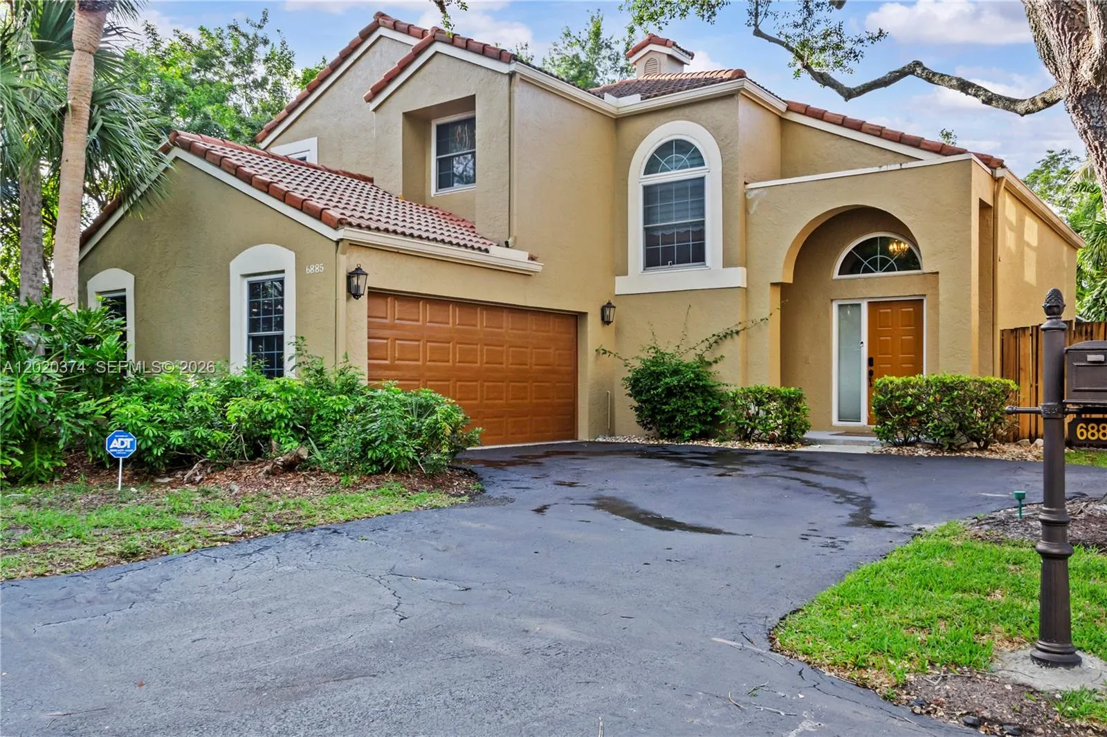 Foto de propiedad en 6885 NW 75th Place, Parkland, FL 33067 Parkland con MLS# 
