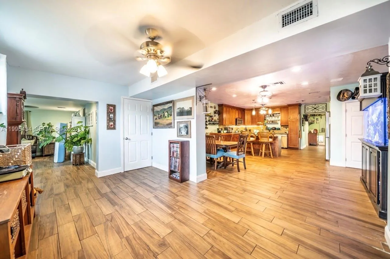 Vendido 6890 SW 57th Street, Davie, FL 33314, Davie, FL 33314