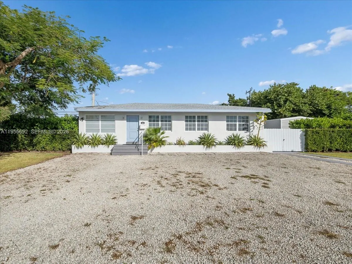 Foto de propiedad en 6891 SW 26th Terrace, Miami, FL 33155 Miami con MLS# 