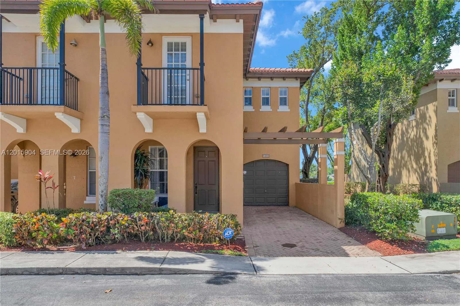 Foto de propiedad en 6893 Julia Gardens Drive, Coconut Creek, FL 33073 Coconut Creek con MLS# 