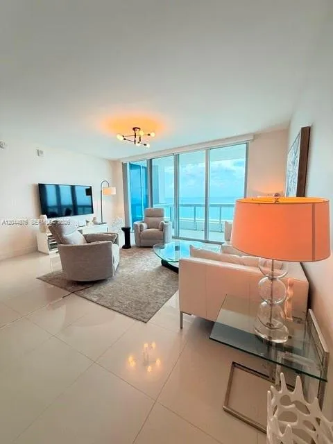 Foto de propiedad en 6899 Collins Avenue 2201, Miami Beach, FL 33141 Miami Beach con MLS# 