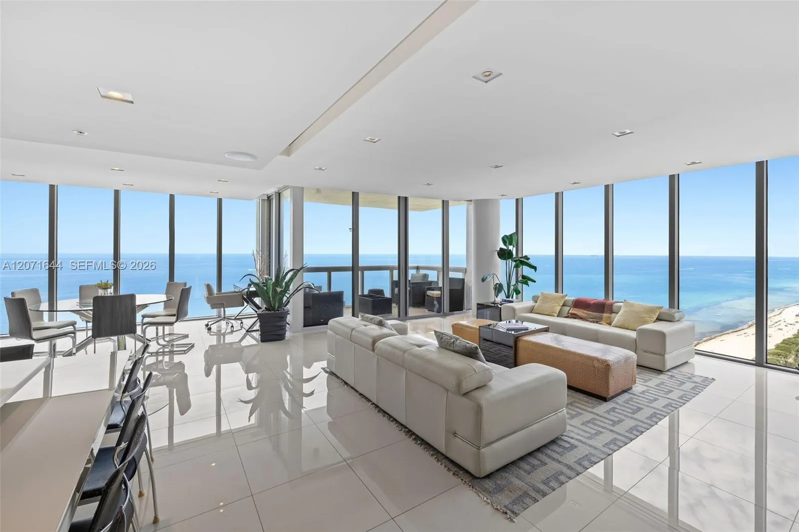 Foto de propiedad en 6899 Collins Avenue 2708, Miami Beach, FL 33141 Miami Beach con MLS# 