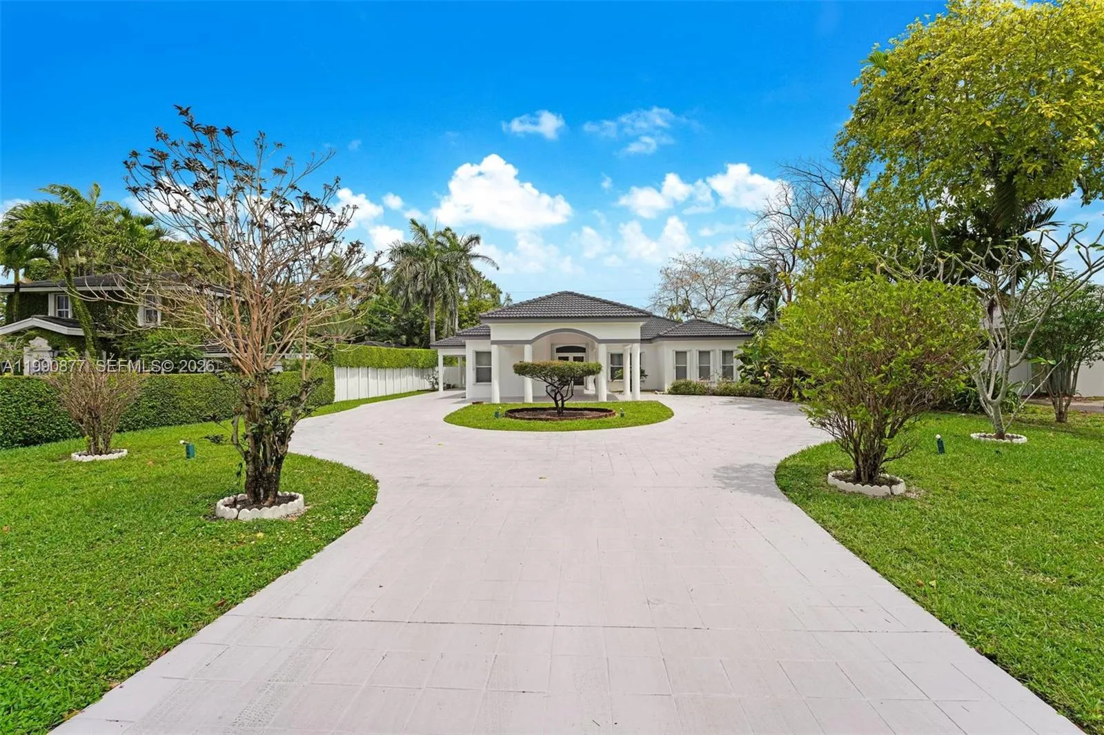 Foto de propiedad en 69 S Royal Poinciana Boulevard, Miami Springs, FL 33166 Miami Springs con MLS# 