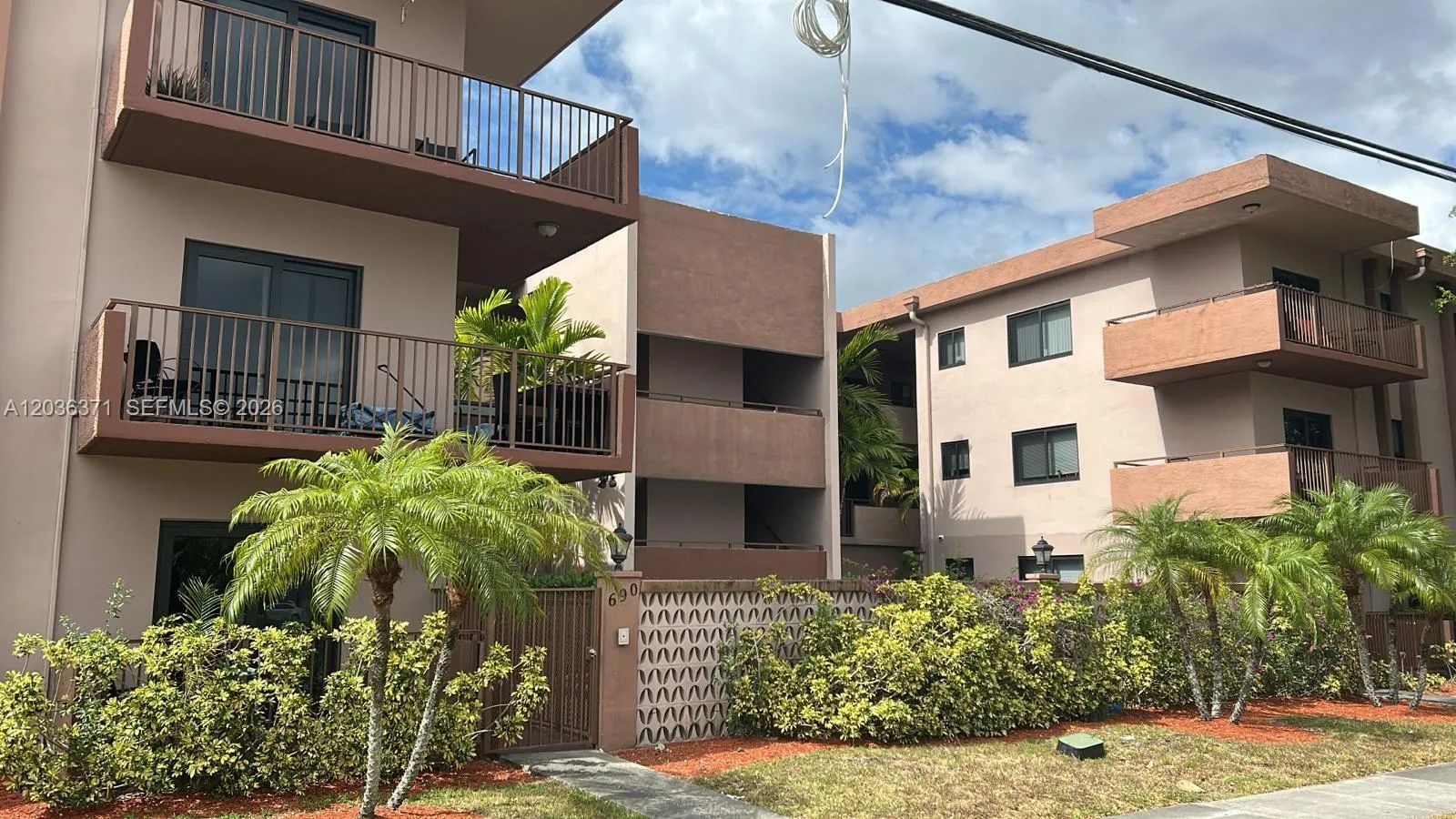 Foto de propiedad en 690 NE 123rd Street 207, North Miami, FL 33161 North Miami con MLS# 