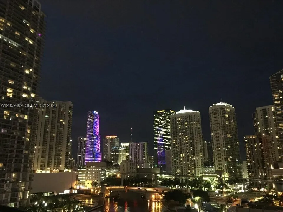 Foto de propiedad en 690 SW 1st Court 1220, Miami, FL 33130 Miami con MLS# 
