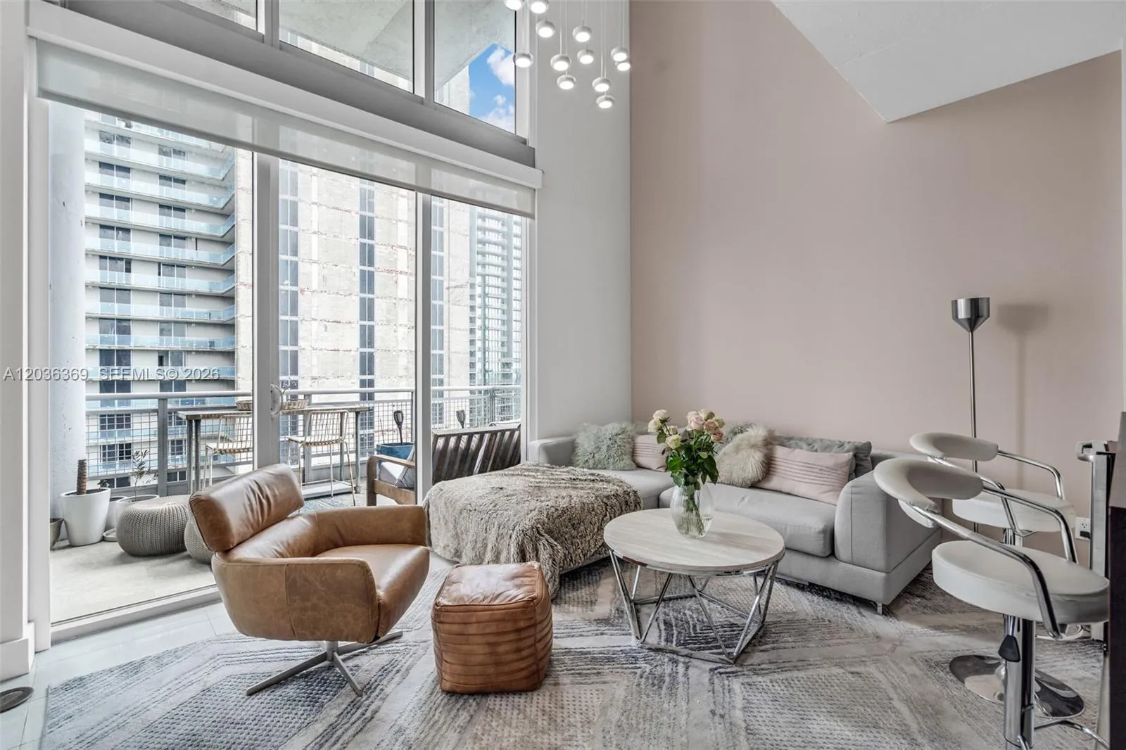 Foto de propiedad en 690 SW 1st Court PHII16, Miami, FL 33130 Miami con MLS# 