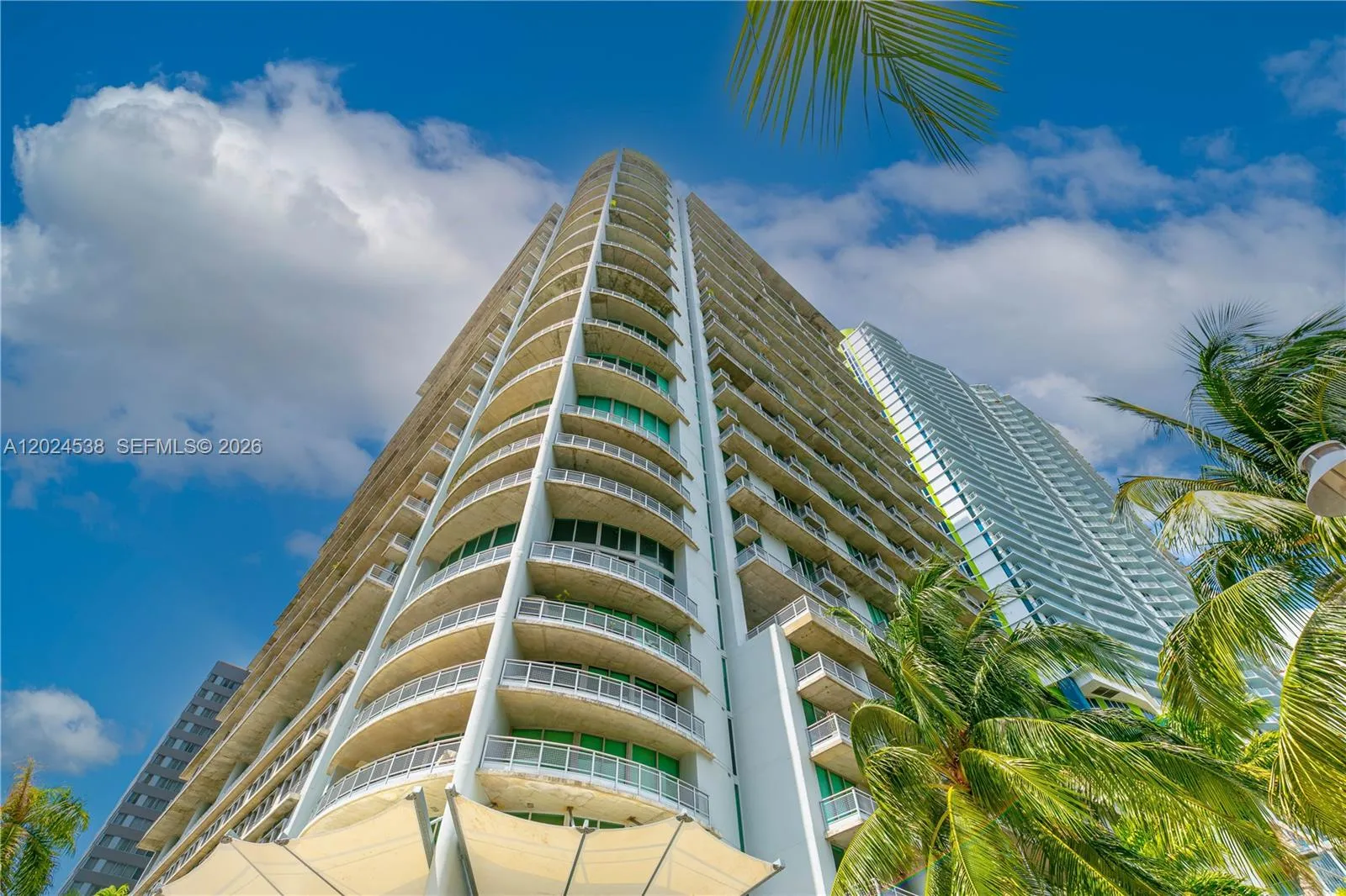 Foto de propiedad en 690 SW 1st Court PHII17, Miami, FL 33130 Miami con MLS# 