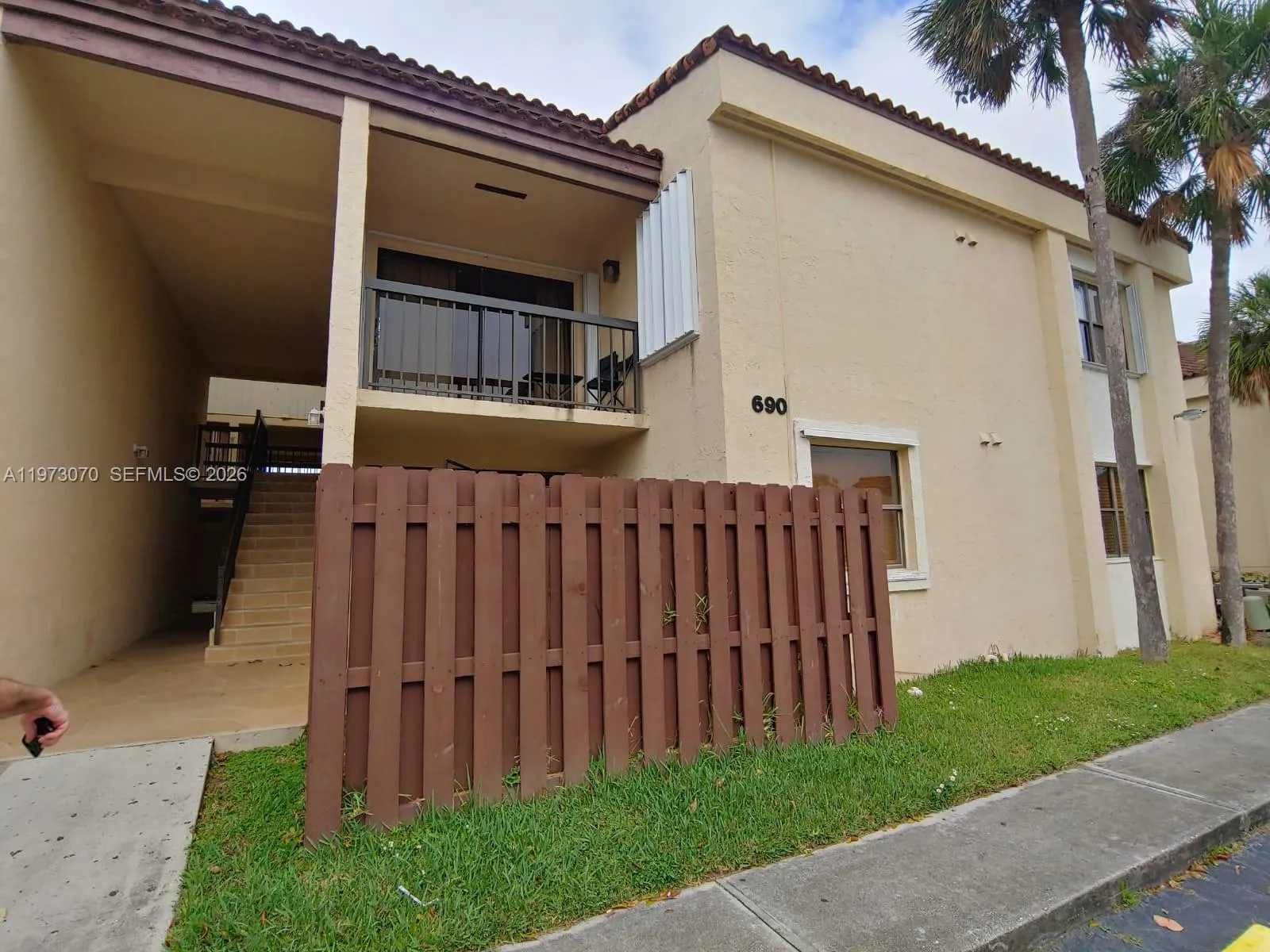 Foto de propiedad en 690 W Park Drive 2-204, Miami, FL 33172 Miami con MLS# 
