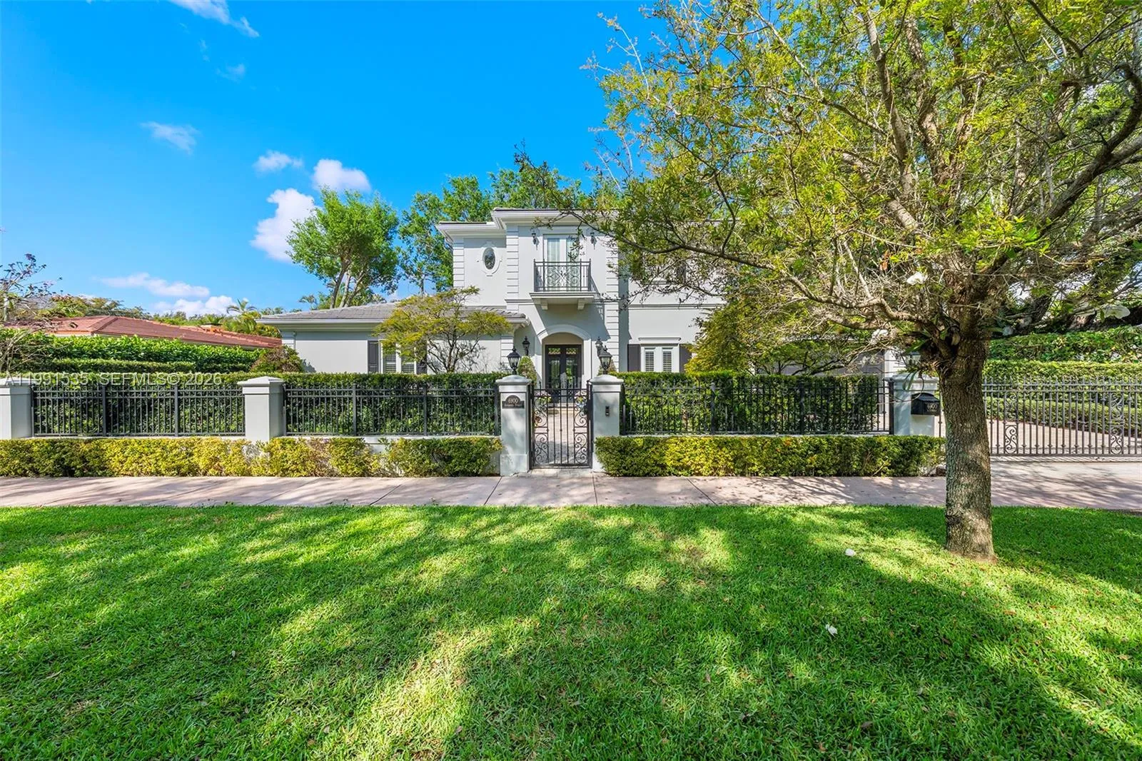 Foto de propiedad en 6900 Altamira Street, Coral Gables, FL 33146 Coral Gables con MLS# 