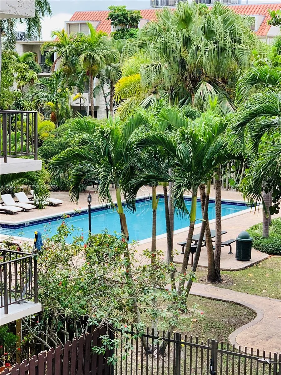 Foto de propiedad en 6900 N Kendall Drive A304, Pinecrest, FL 33156 Pinecrest con MLS# 