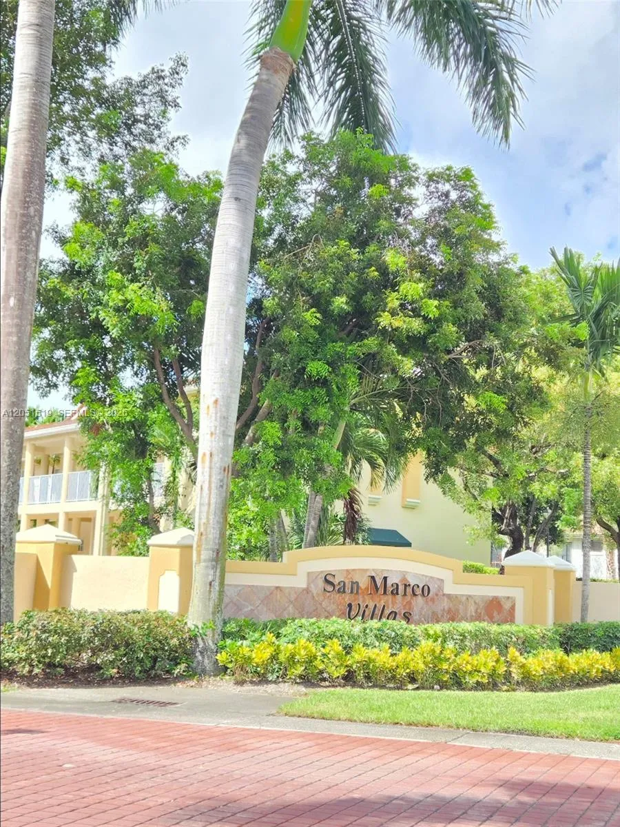 Foto de propiedad en 6900 NW 179 Street 106-1, Hialeah, FL 33015 Hialeah con MLS# 