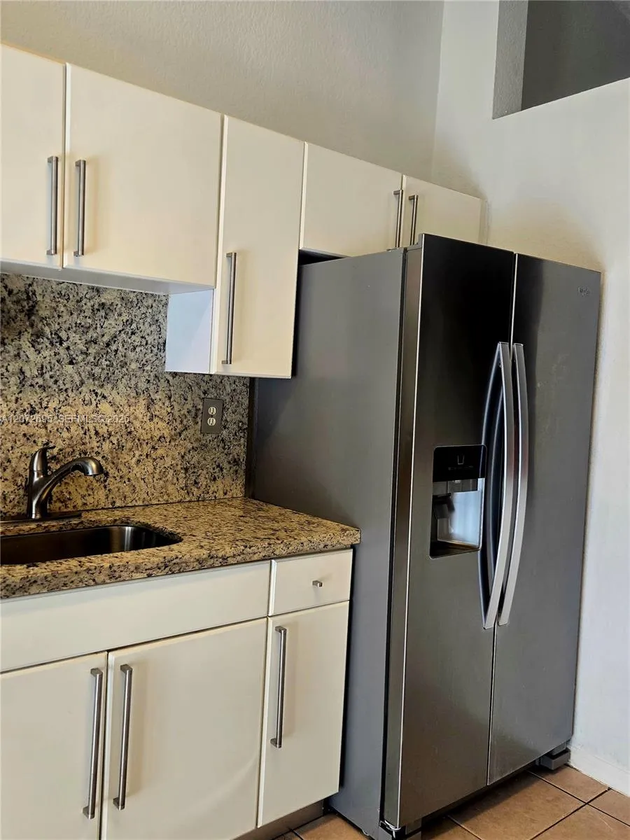 Foto de propiedad en 6900 NW 179th Street 204-1, Hialeah, FL 33015 Hialeah con MLS# 
