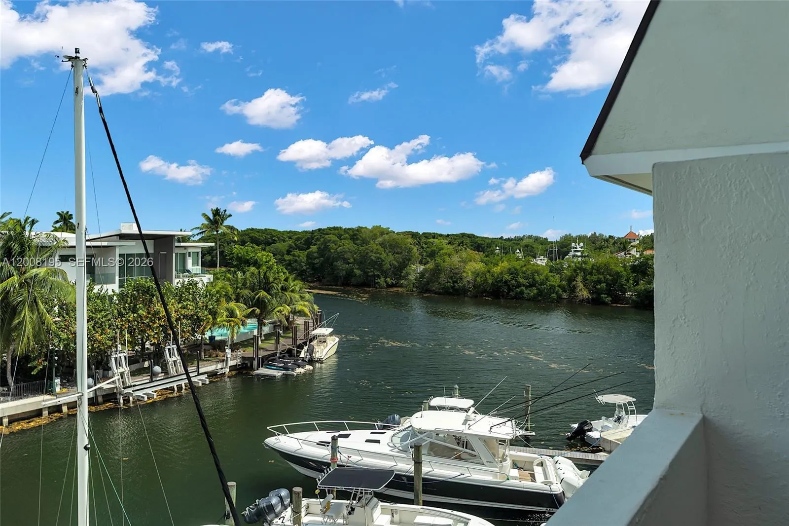 Foto de propiedad en 6901 Edgewater Drive 318, Coral Gables, FL 33133 Coral Gables con MLS# 