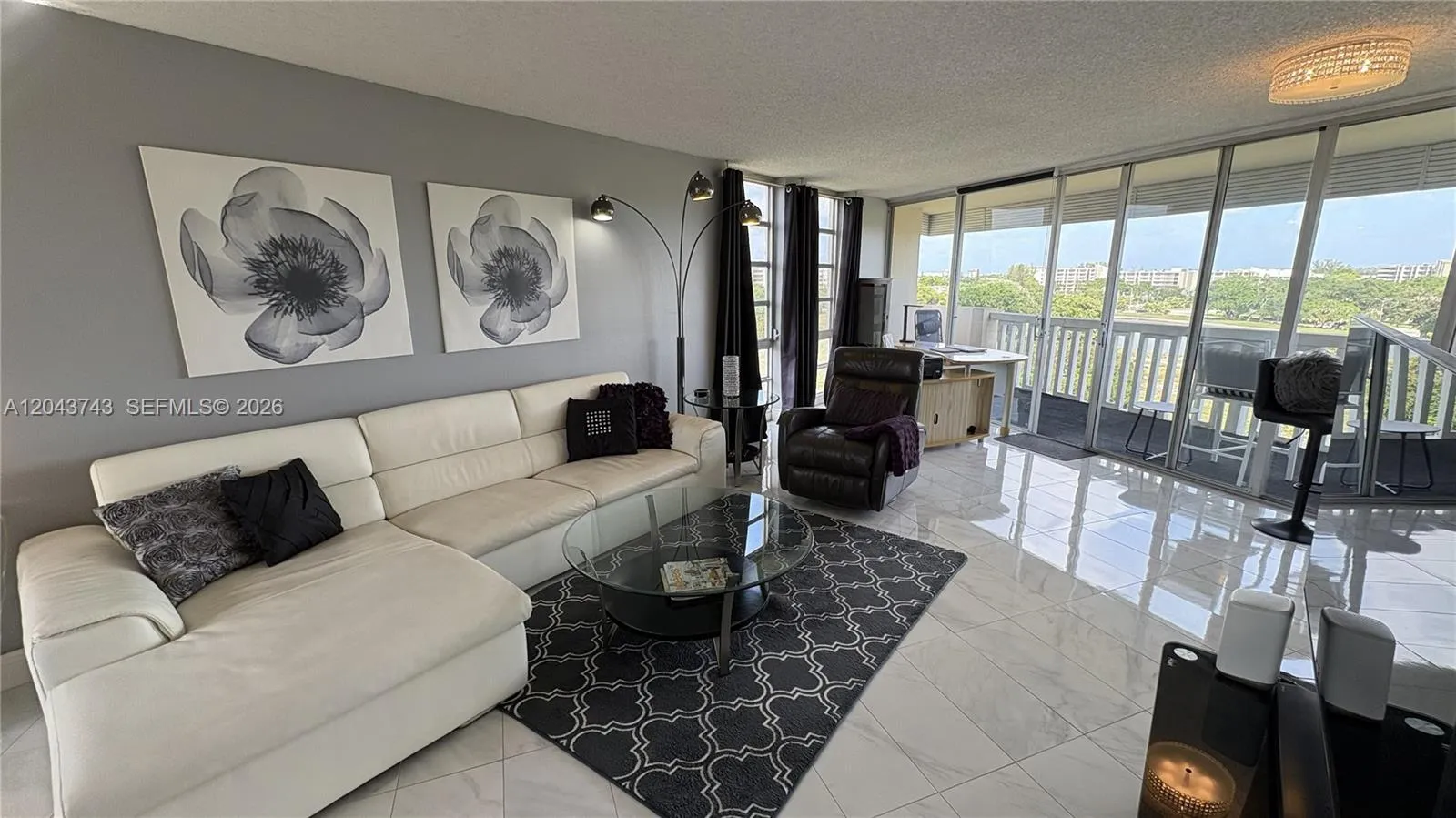 Foto de propiedad en 6901 Environ Boulevard 6C, Lauderhill, FL 33319 Lauderhill con MLS# 