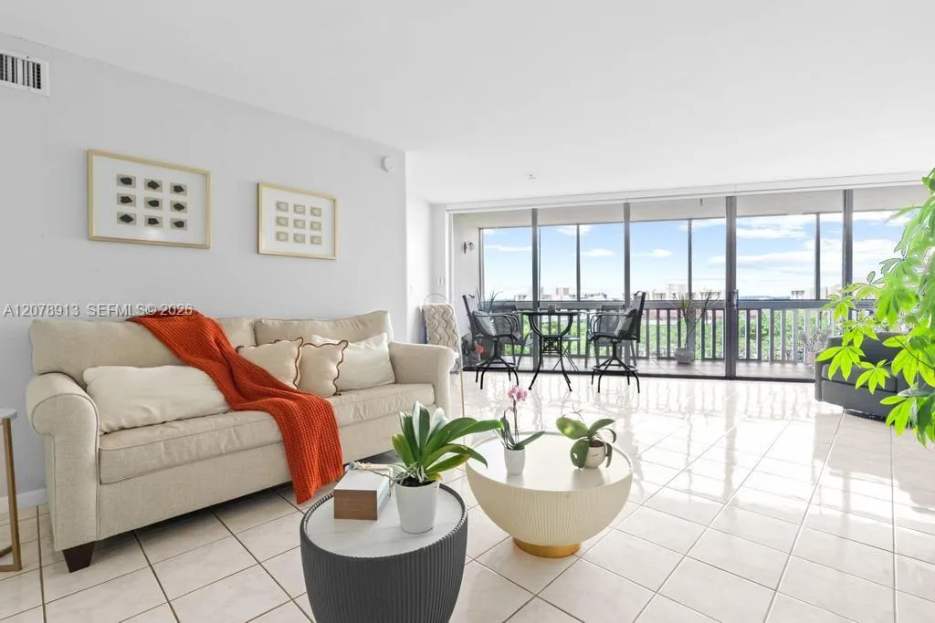 En Venta 6901 Environ Boulevard 7F, Lauderhill, FL 33319, Lauderhill, FL 33319