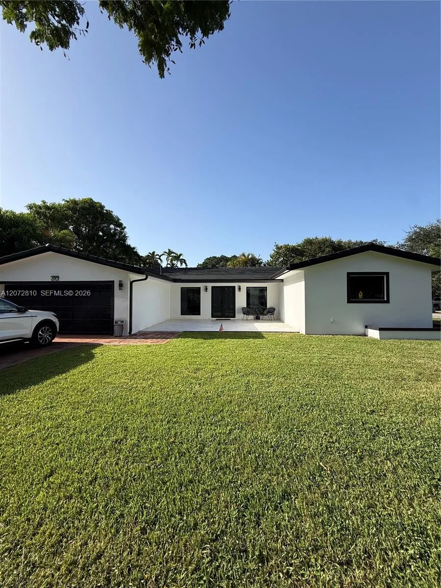 Foto de propiedad en 6901 S Miami Lakeway S, Miami Lakes, FL 33014 Miami Lakes con MLS# 