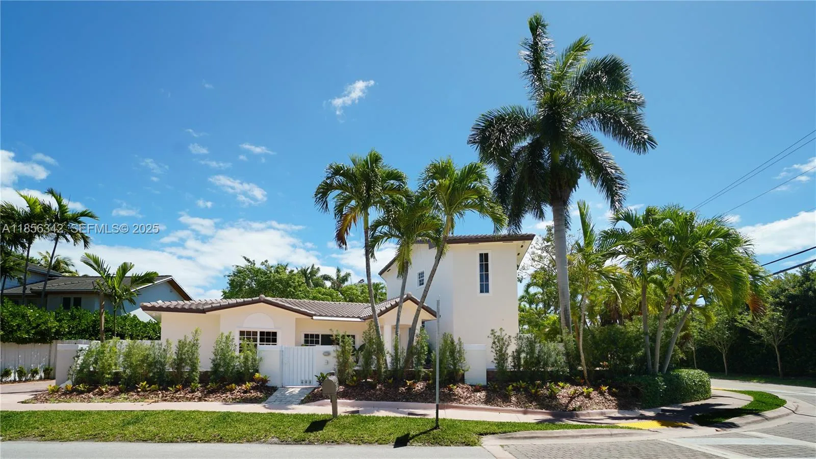 Foto de propiedad en 691 Ridgewood Road, Key Biscayne, FL 33149 Key Biscayne con MLS# 