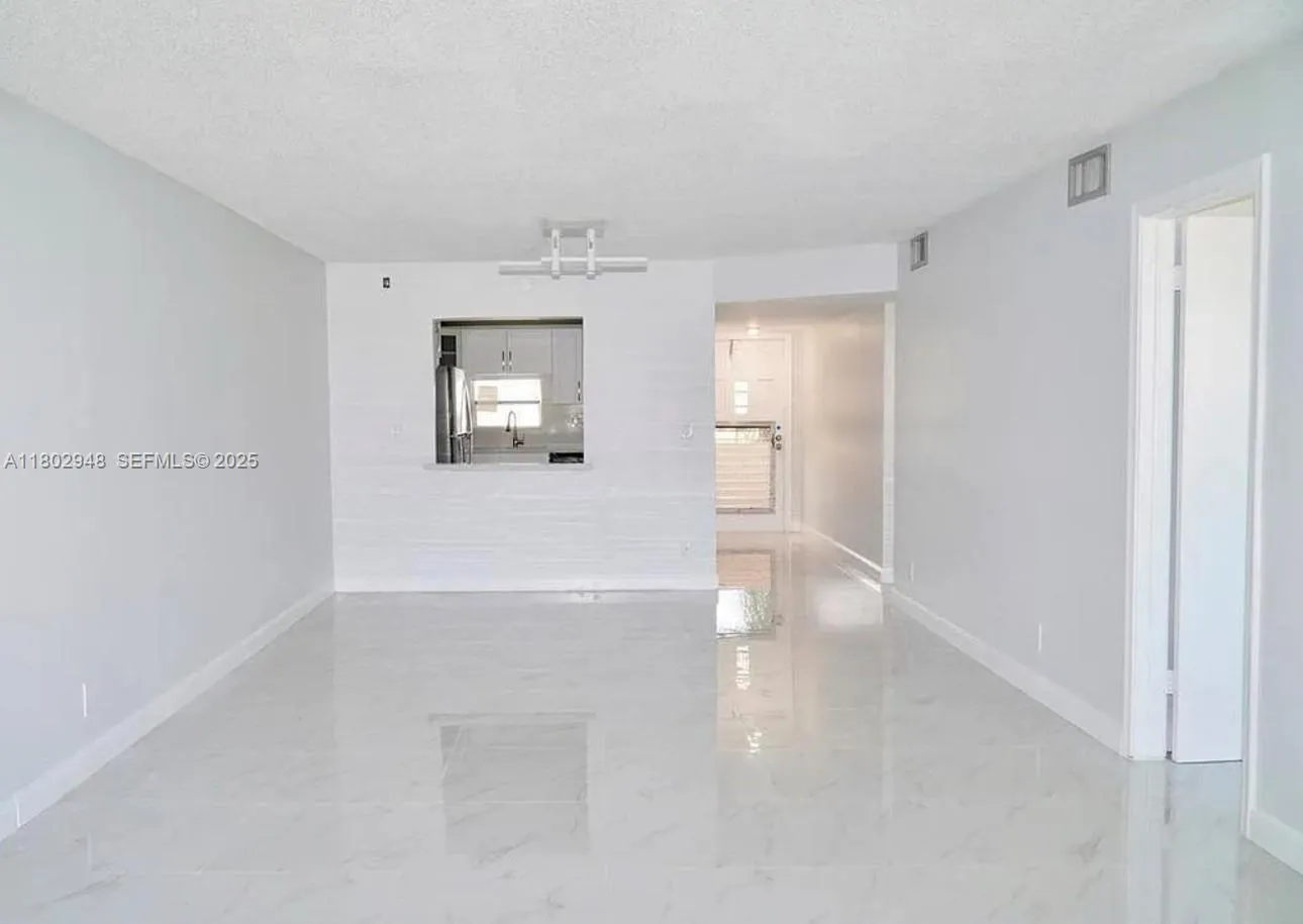 Foto de propiedad en 691 S Hollybrook Drive 208, Pembroke Pines, FL 33025 Pembroke Pines con MLS# 