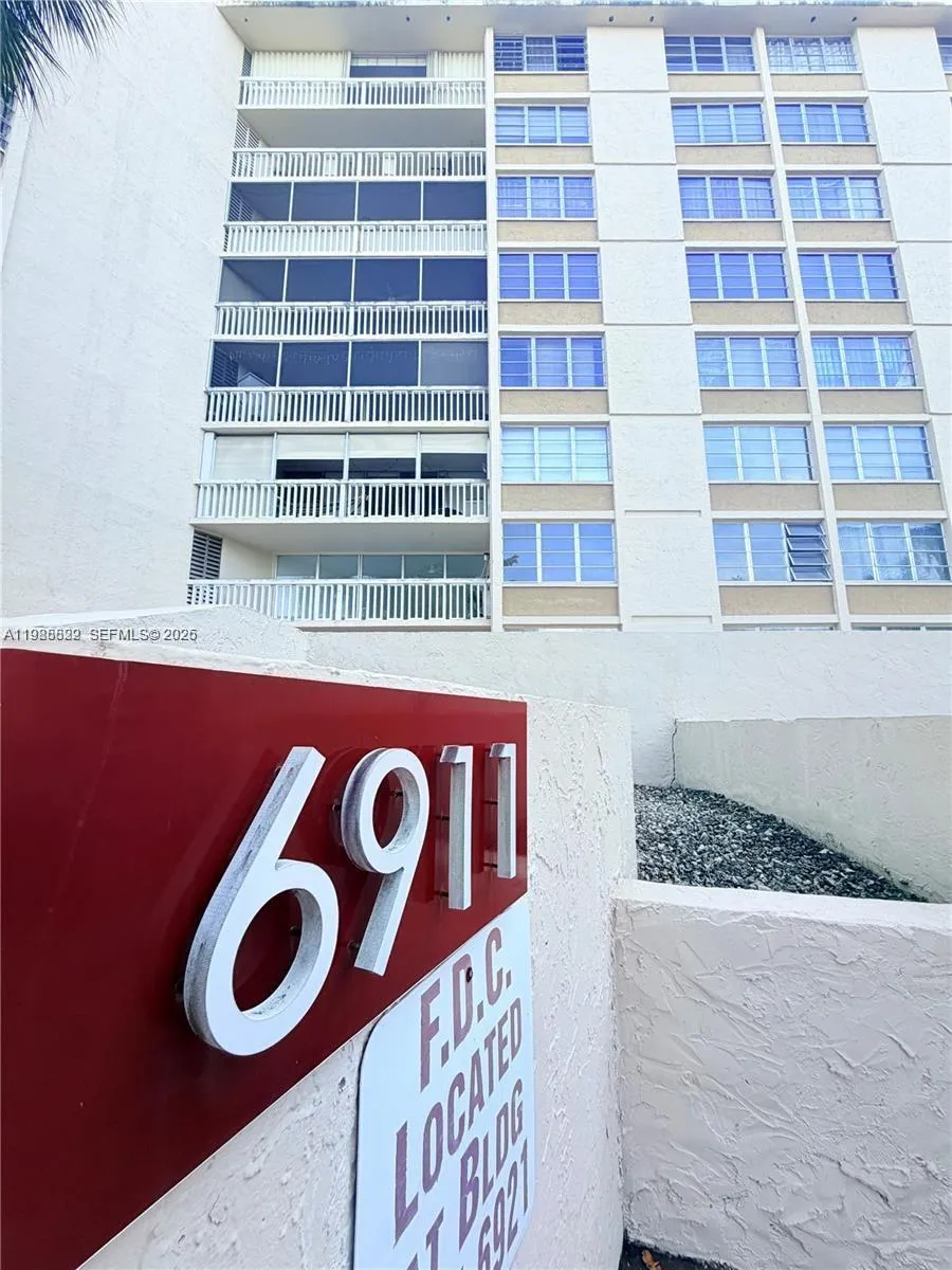 Foto de propiedad en 6911 Environ Boulevard 1M, Lauderhill, FL 33319 Lauderhill con MLS# 