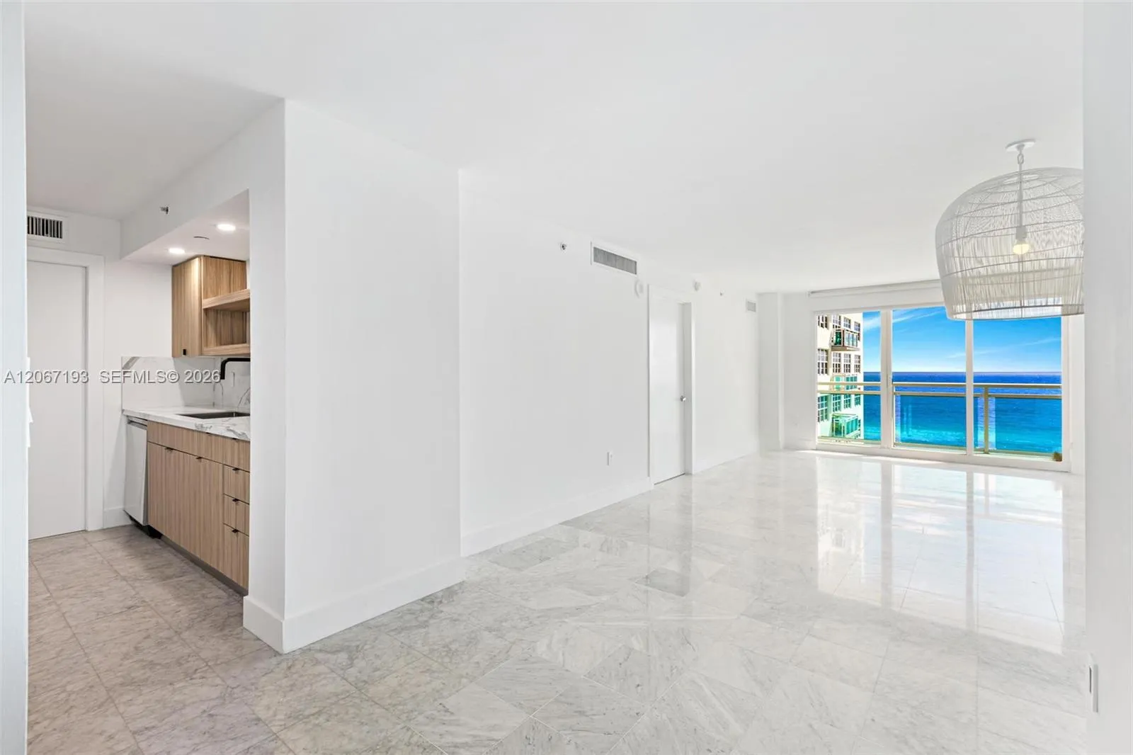 Foto de propiedad en 6917 Collins Avenue 1009, Miami Beach, FL 33141 Miami Beach con MLS# 