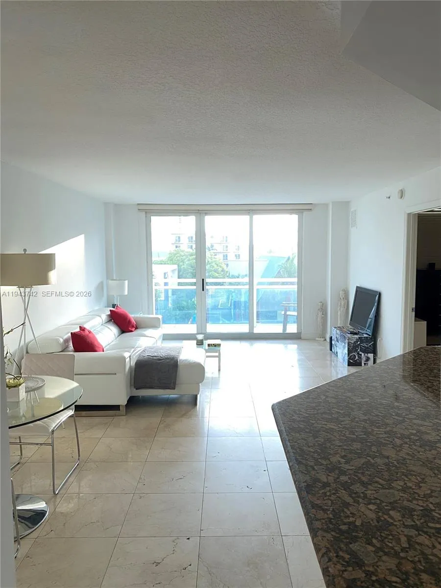 Foto de propiedad en 6917 Collins Avenue 426, Miami Beach, FL 33141 Miami Beach con MLS# 
