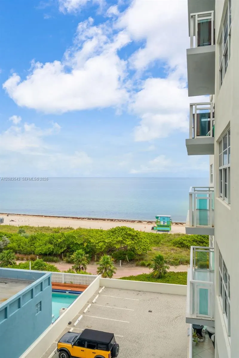Foto de propiedad en 6917 Collins Avenue 706, Miami Beach, FL 33141 Miami Beach con MLS# 