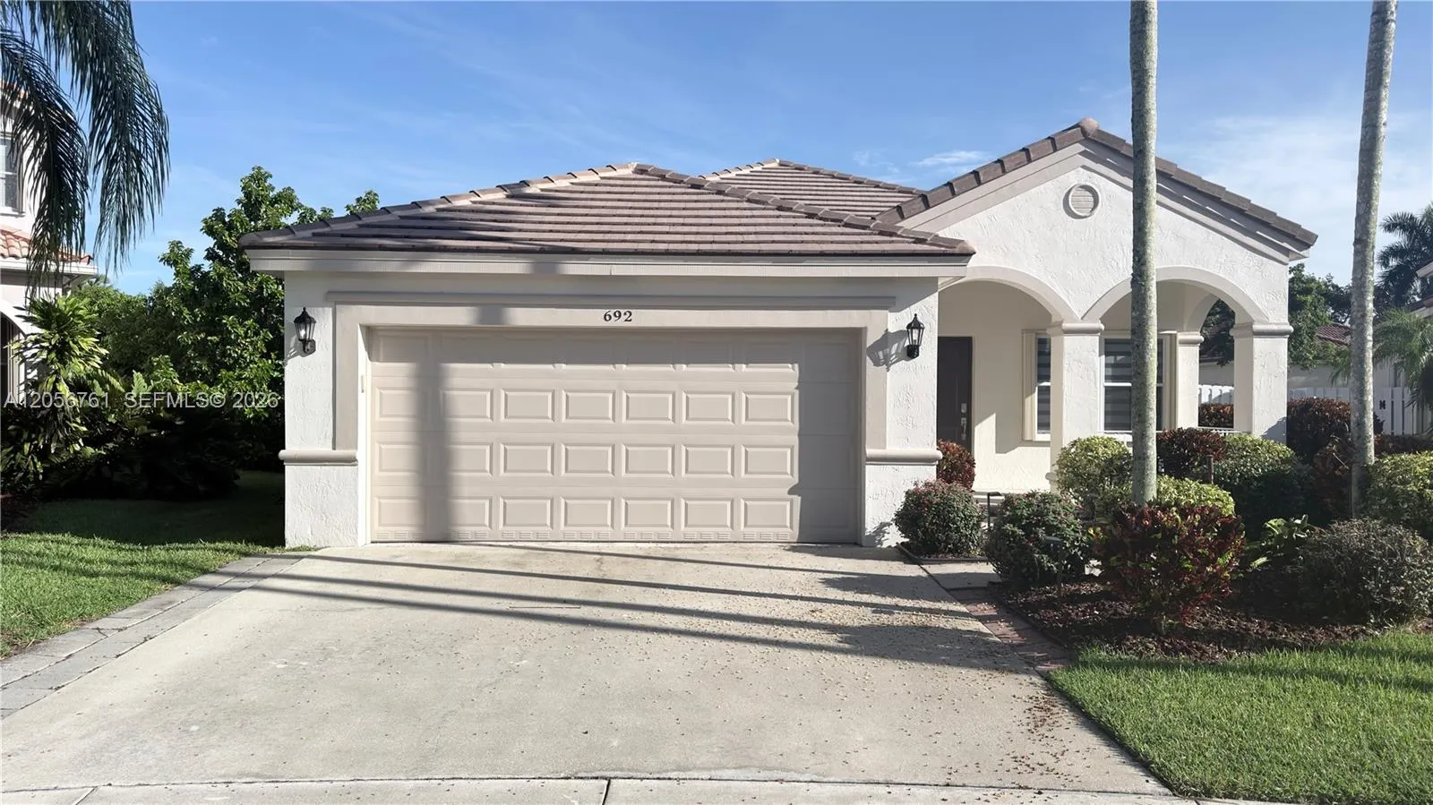 Foto de propiedad en 692 Maplewood Court, Weston, FL 33327 Weston con MLS# 